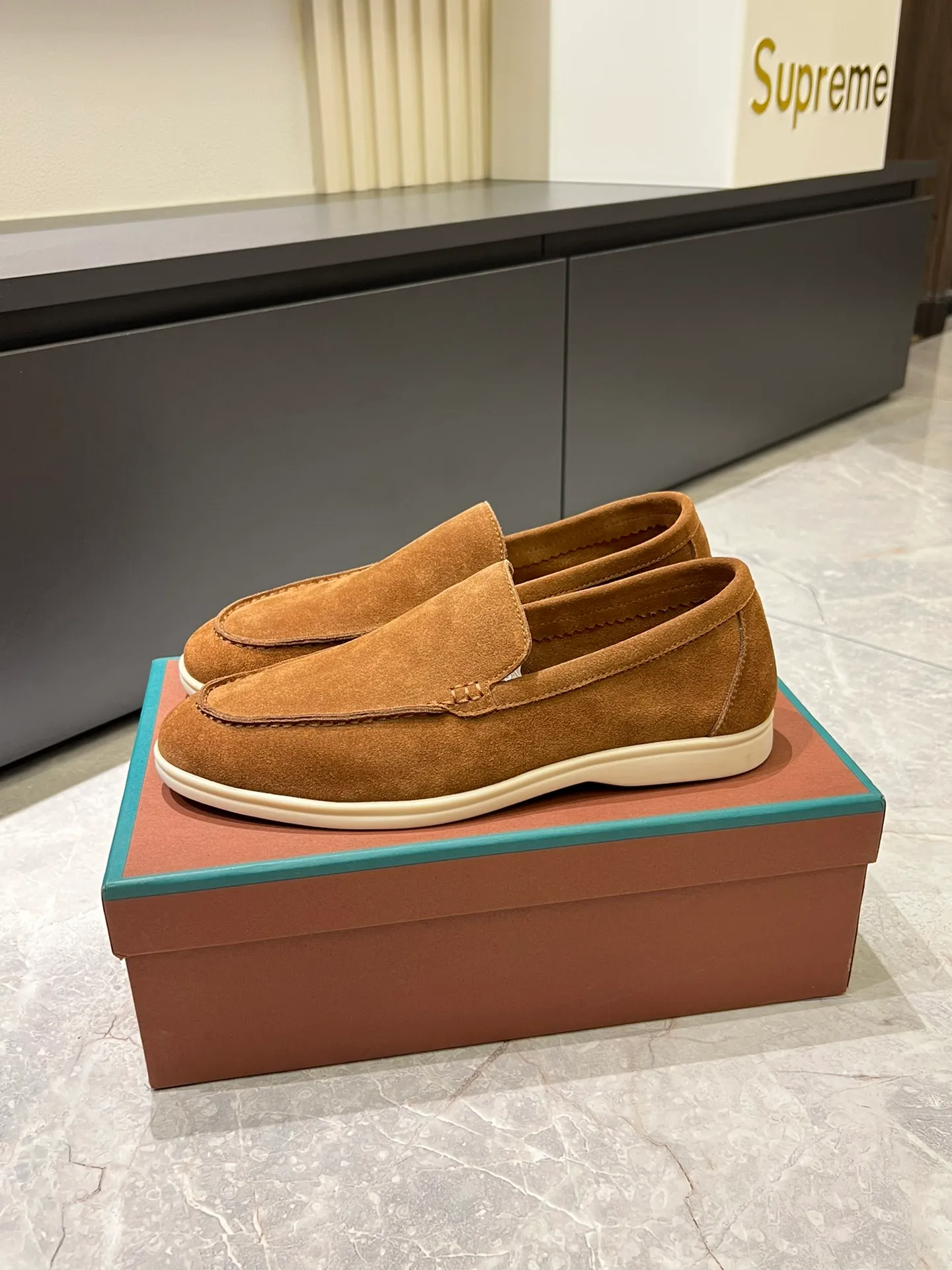 Men's shoes 💰p360 "Loro men's shoes 💰pian'*" Classic L men's shoes for couples 💰p Top version British flat loafers, a must-have item in old money style, the minimalist design is eye-catching and durable, a plus point for dressing The soft foot feel and texture are outstanding. They don’t scratch your feet and are very nice. They are matched with soft and waxy soles. They can be worn daily for a long time without getting tired. They are easy to wear, versatile and classic items, with perfect foot feel and texture! Imported cashmere fabric, the lining is made of imported A-grade water-dyed cow lining, the top version of the genuine leather midsole is sewn with pure handmade mark thread! Size: Female 35-40 (34. Customized) Male 38-44 (45.46. Customized)
